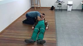 Eletricistas em momento de reciclagem 