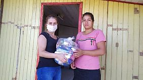 Famílias em vulnerabilidade recebem cestas básicas e leite