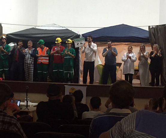 Grupo de Teatro Raízes do Carvão encerra XVI Cipamin com orientação de segurança e humor