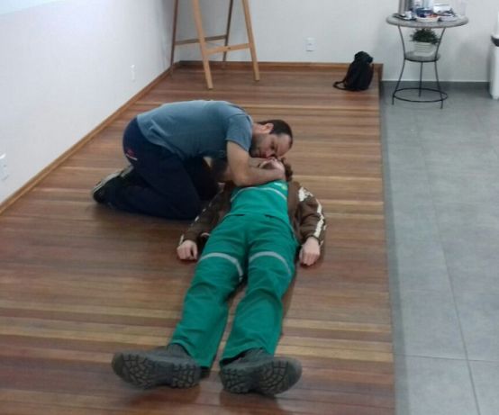 Eletricistas em momento de reciclagem 