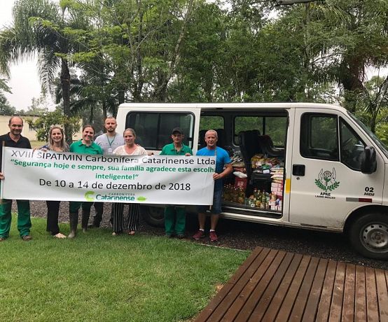 FUNCIONÁRIOS DA CARBONÍFERA CATARINENSE REALIZAM ENTREGA DE ALIMENTOS
