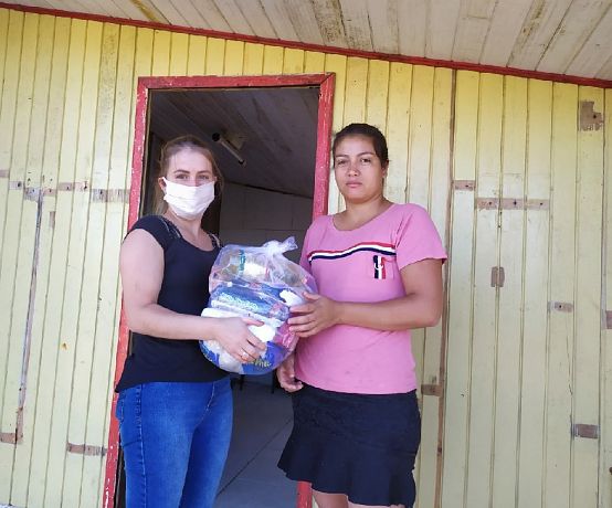 Famílias em vulnerabilidade recebem cestas básicas e leite